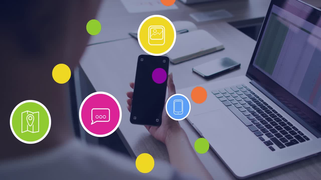 animación de iconos digitales sobre la vista trasera de una mujer usando un teléfono inteligente con espacio de copia en la oficina