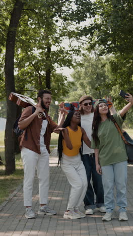amigos tomando una selfie en el parque
