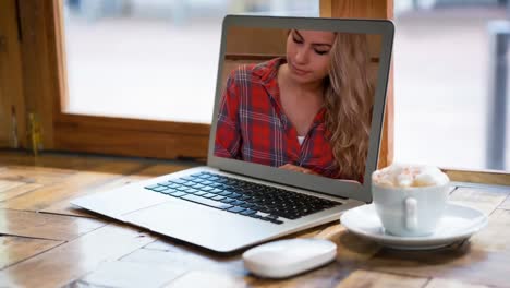 Animación-De-Una-Computadora-Portátil-Con-Una-Mujer-Caucásica-Leyendo-Un-Libro-En-La-Pantalla