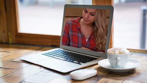 animación de una computadora portátil con una mujer caucásica leyendo un libro en la pantalla