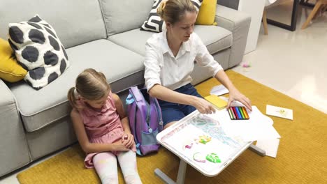 madre e hija haciendo la tarea en casa