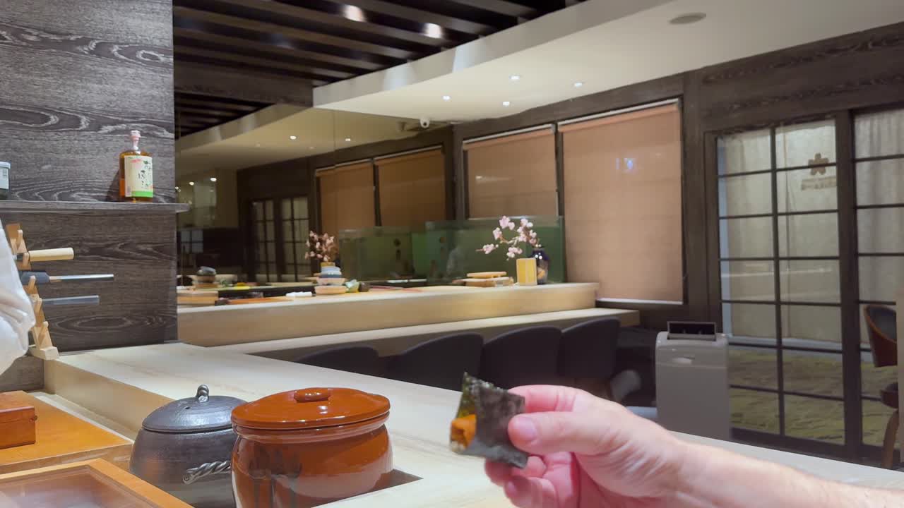 요리사는 방 레스토랑에서 고객에게 수시를 선물합니다.