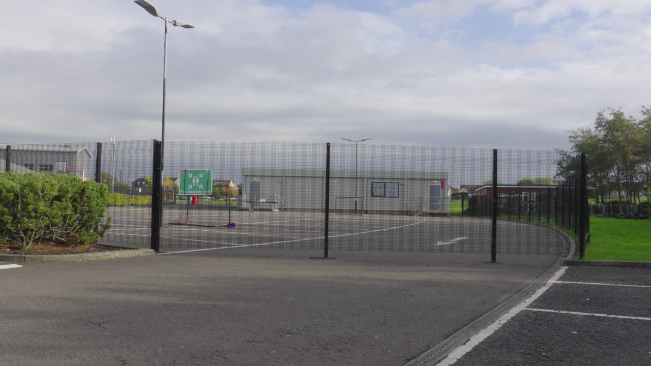 보안 울타리, 조명 및 표지판은 학교 재산을 보호합니다.