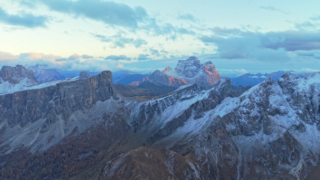 Vue aérienne automnale panoramique d'une crête montagneuse brumeuse au Passo Giau, Italie