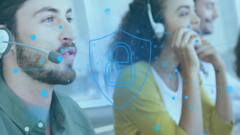 animación del icono de candado digital sobre diversos empresarios en la oficina