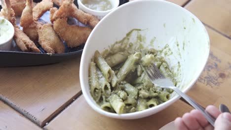 pasta de penne con salsa de pesto y camarón frito