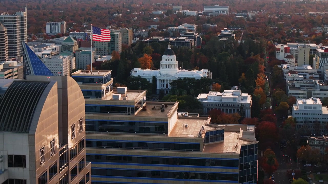 Droneoptagelse af Californiens Capitol-bygning i Sacramento, CA, under den gyldne time, tilbagetrækning, 4K UHD