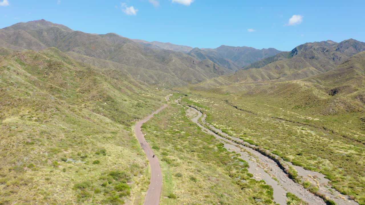 villavicencio 자연 보호 구역을 통과하는 단일 차량. 공중선