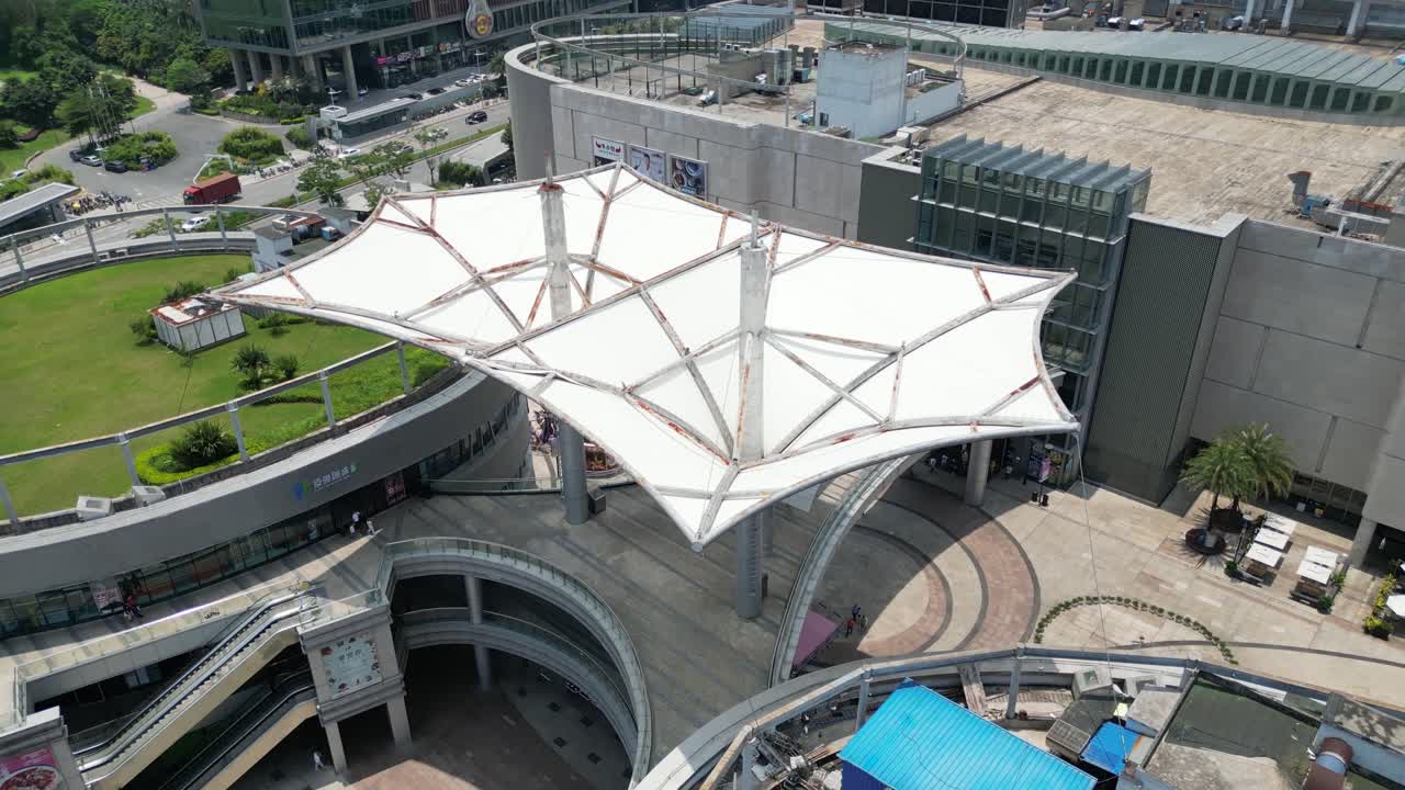 높은 비행 전망: 드론으로 위에서 현대적인 거대 쇼핑몰에 접근하는 것