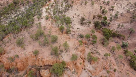 Drohne-Fliegt-über-Ein-Abgelegenes-Buschland-Und-Einen-Hügel-Im-Australischen-Outback-Und-Offenbart-Eine-Raue-Landschaft