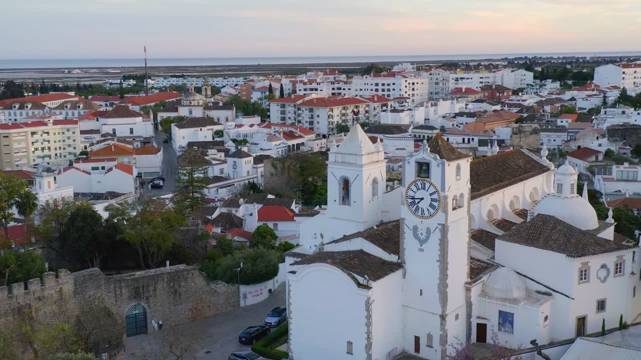 Chiesa con torre dell'orologio in città