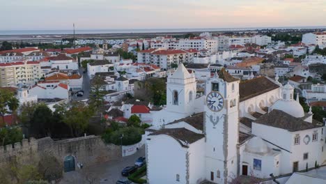 Iglesia-Con-Torre-Del-Reloj-En-La-Ciudad.