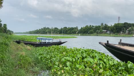 Hermoso-Paisaje-Rural-De-Bengala-Con-Río,-Bosque-Y-Dos-Barcos-En-Un-Día-Nublado