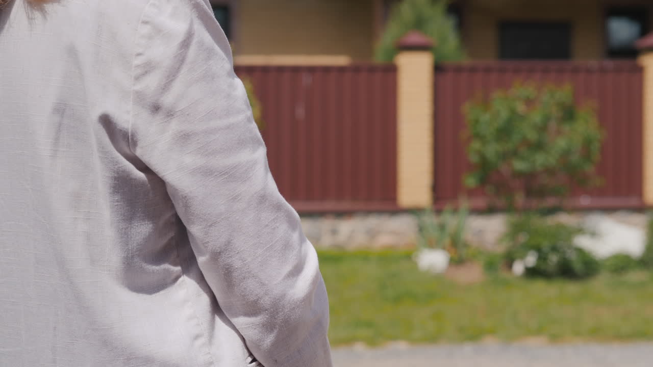 el mensajero lleva el paquete a la casa del destinatario, la mujer lo recoge