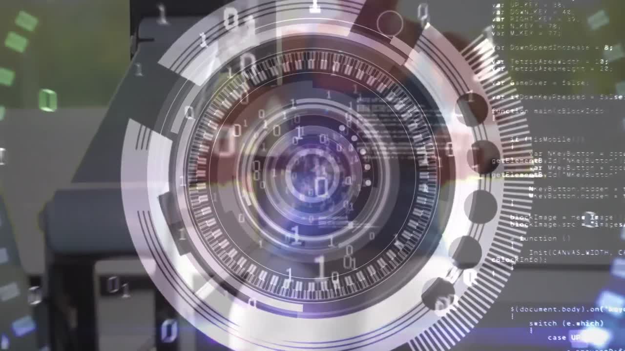 escáner redondo y procesamiento de datos contra la sección media de la mujer en forma que trabaja en el gimnasio