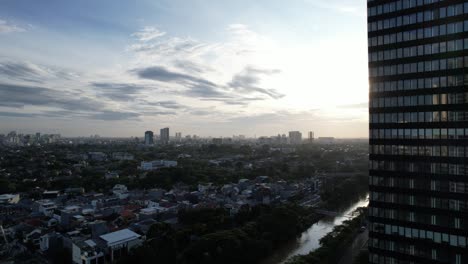 jakarta aérea con la luz del sol sobre el edificio. edificio aéreo