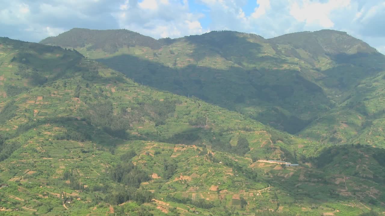 tiro de lapso de tiempo de nubes y sombras moviéndose sobre las ricas tierras de cultivo en terrazas de ruanda