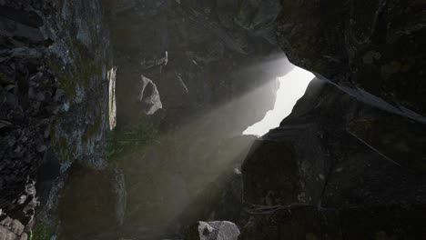 luz del sol dentro de una cueva misteriosa