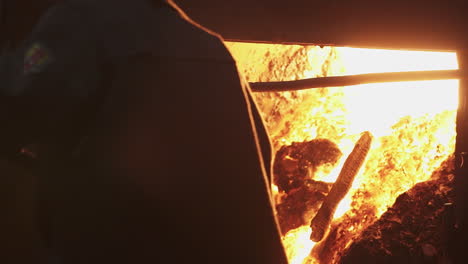 trabajador cuidando un fuego