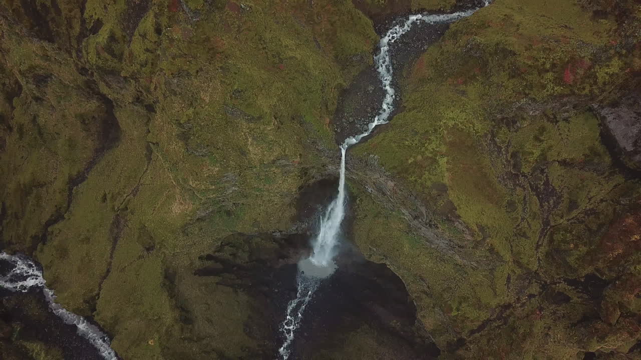 vista aérea espectacular sobre el agua glacial cae en un cañón profundo en las tierras altas de islandia