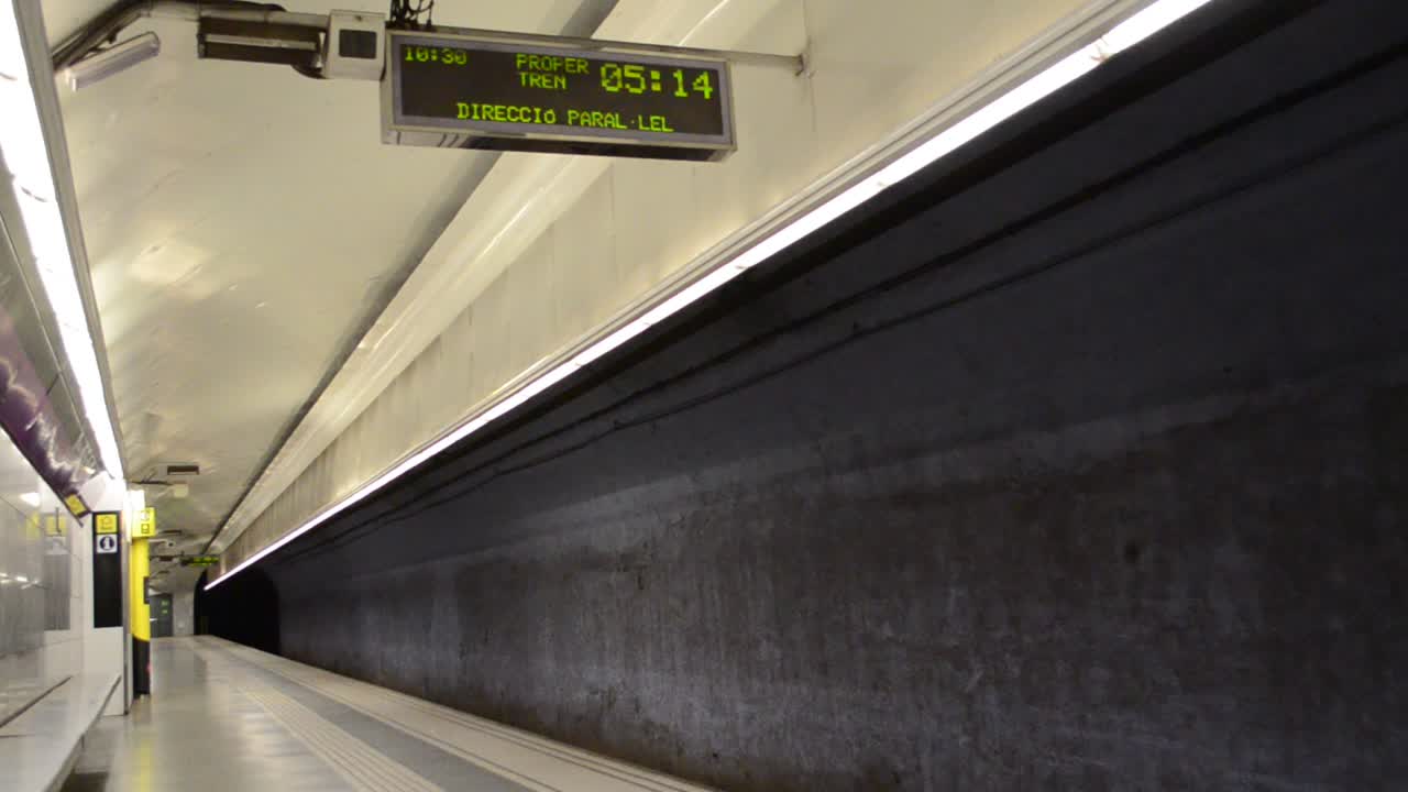 Treno nella metropolitana di Barcellona