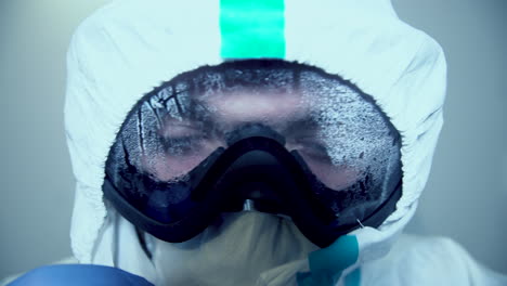 imagen de un trabajador sanitario exhausto durante largas horas de servicio durante la pandemia de covid19