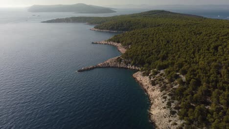 Toma-De-órbita-Aérea-Que-Revela-Playas-Croatas-Salvajes-En-El-Mar-Adriático,-Isla-De-Brac