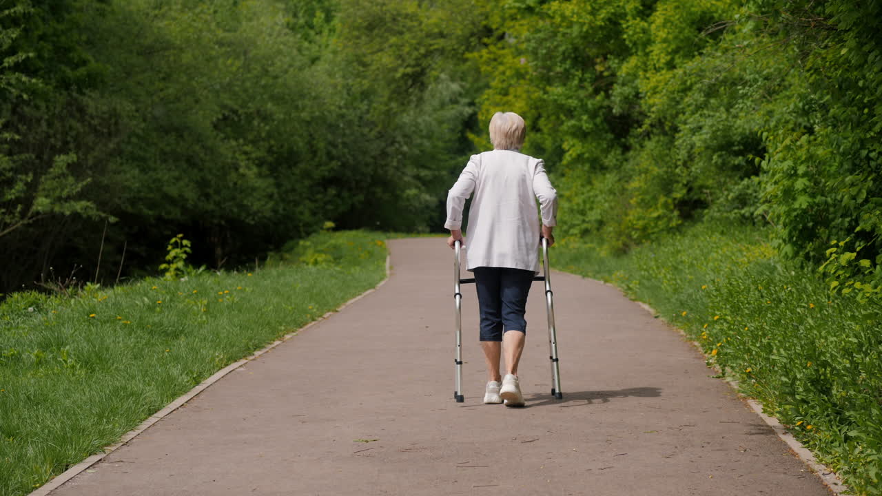 보행자 와 함께 공원 에서 고 있는 노인 여자