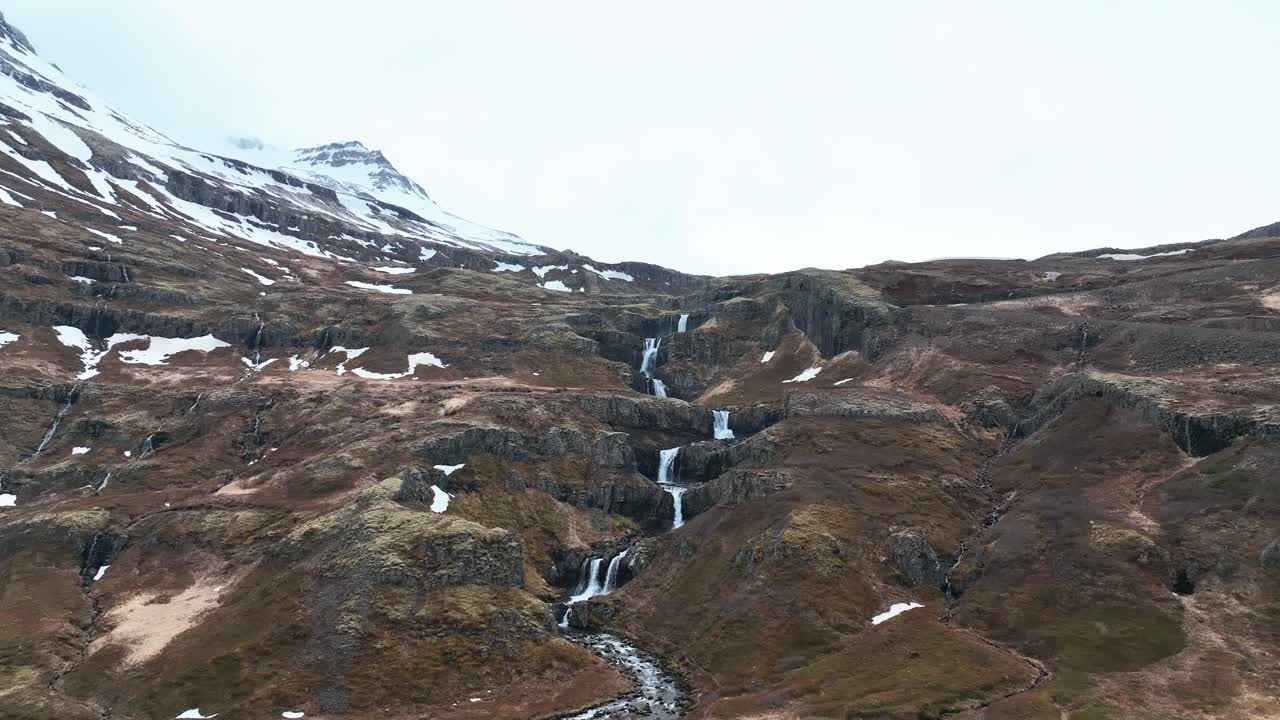 impresionante paisaje natural cascada klifbrekku en mjoifjordur, este de islandia