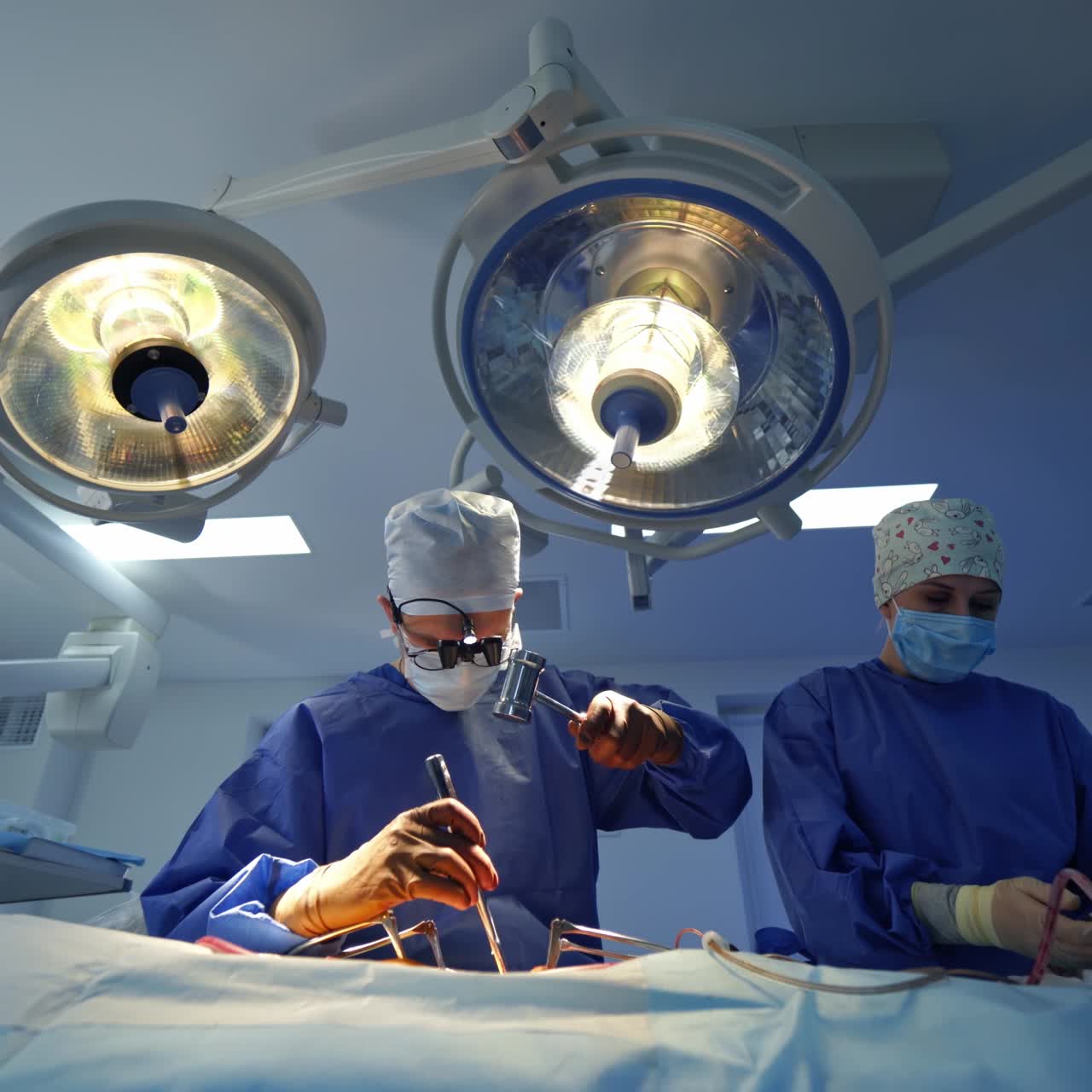 Intervento chirurgico con attrezzature mediche moderne in sala operatoria. Lavoro di squadra dei medici durante il processo di operazione in clinica