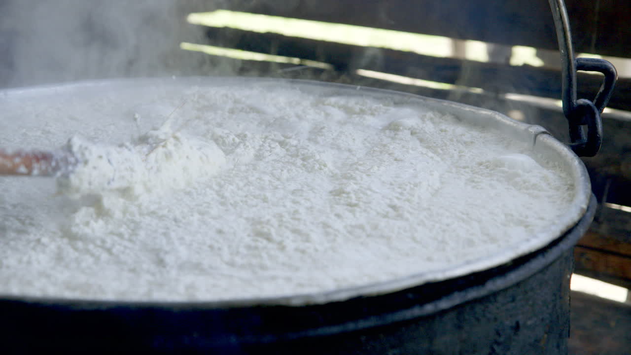 치즈 만들기 - 우유가 계속 걸쭉해지며 치즈로 변합니다.