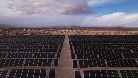 vista panorámica aérea del campo de paneles solares junto al parque nacional del árbol de joshua en un desierto