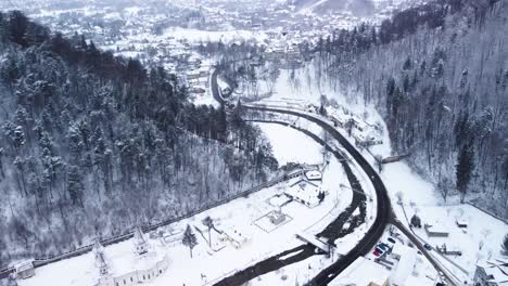 Pueblo-De-Bran-En-Rumania,-Hogar-Del-Famoso-&quot;castillo-De-Drácula&quot;-Medieval-En-Transilvania