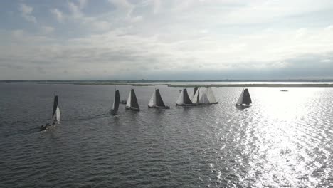 Sneek,-Los-Países-Bajos-Un-Gran-Grupo-De-Veleros-Antes-Del-Inicio-De-Una-Carrera-En-El-Sneekermeer