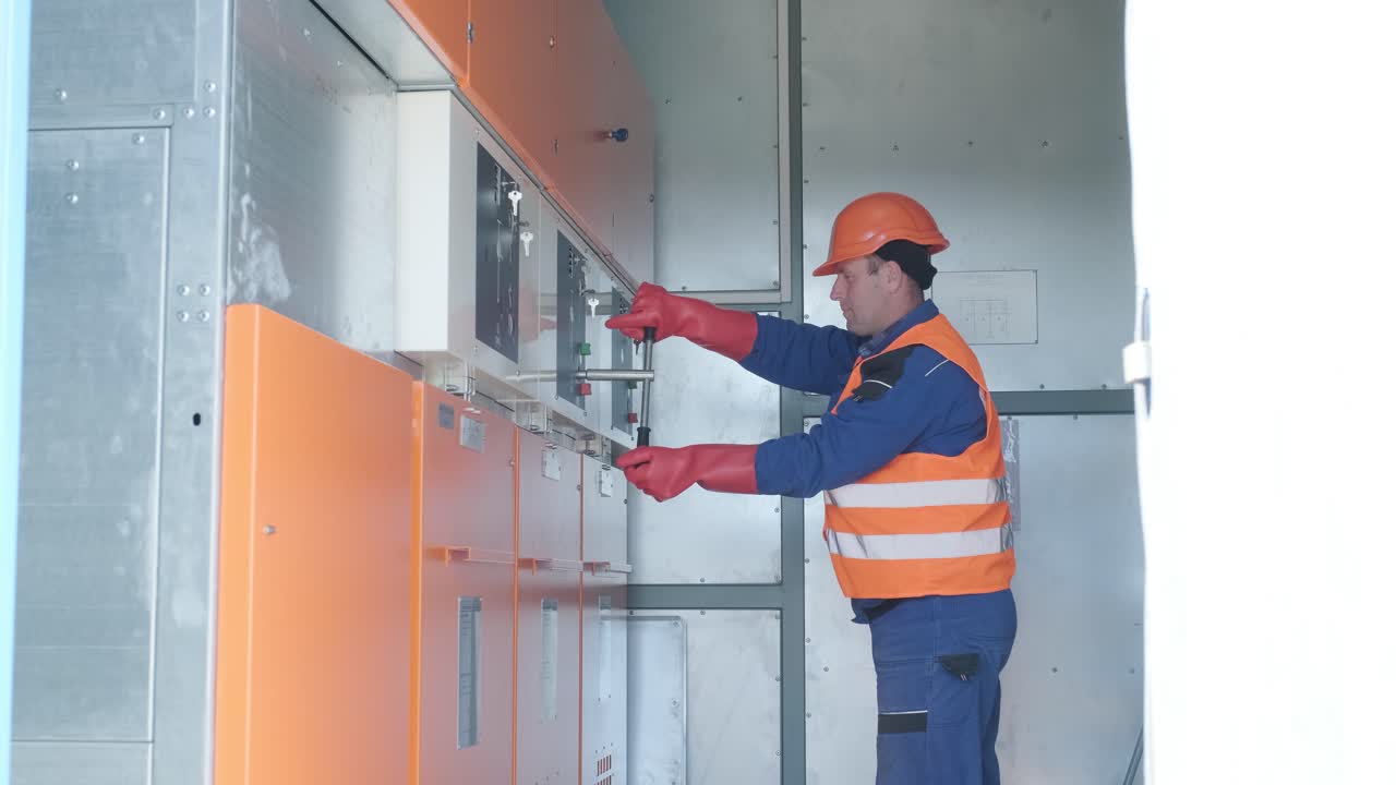 el ingeniero comprueba la ausencia de tensión inducida en las celdas de alta tensión