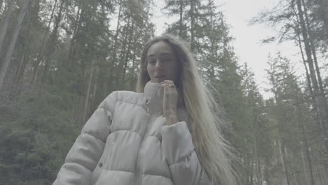 mujer en un bosque