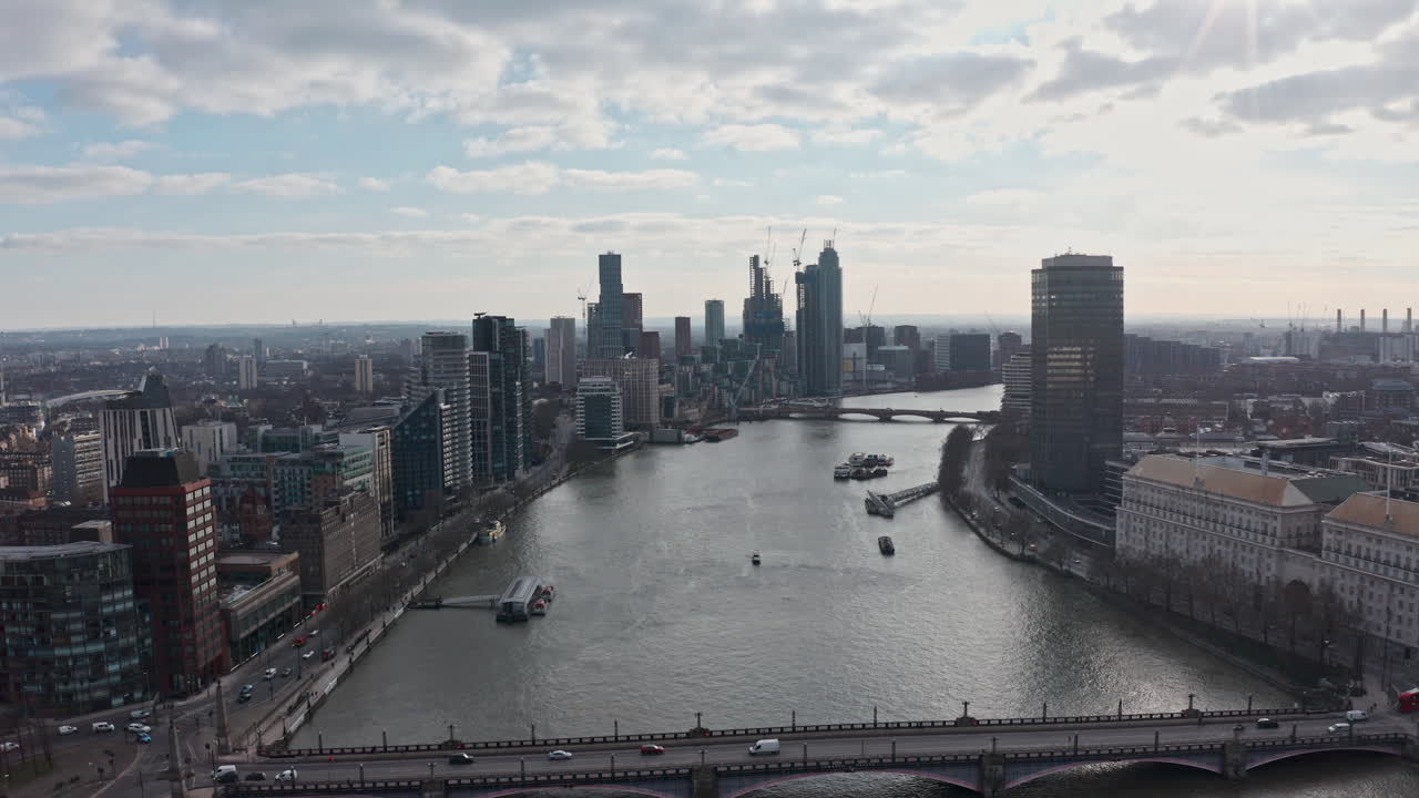 웨스트민스터에서 템스 강 위의 복스홀을 향해 공중 드론 촬영