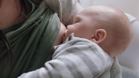 Madre-Amamantando-A-Un-Bebé-En-Casa-Mamá-Amamantando-A-Un-Bebé-Alimentando-A-Un-Niño-Amamantando-Leche-Del-Seno-Maternidad-Atención-De-Maternidad