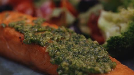 Küchenchef-Verteilt-Pesto-Sauce-Mit-Einem-Löffel-Auf-Einem-Lachs