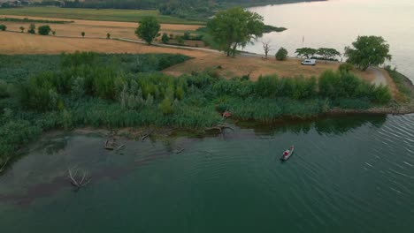 Vista-Panorámica-De-Un-Barco-De-Pesca-Cerca-De-La-Orilla-Del-Lago-Trasimeno-Durante-El-Amanecer-En-Umbría,-Italia