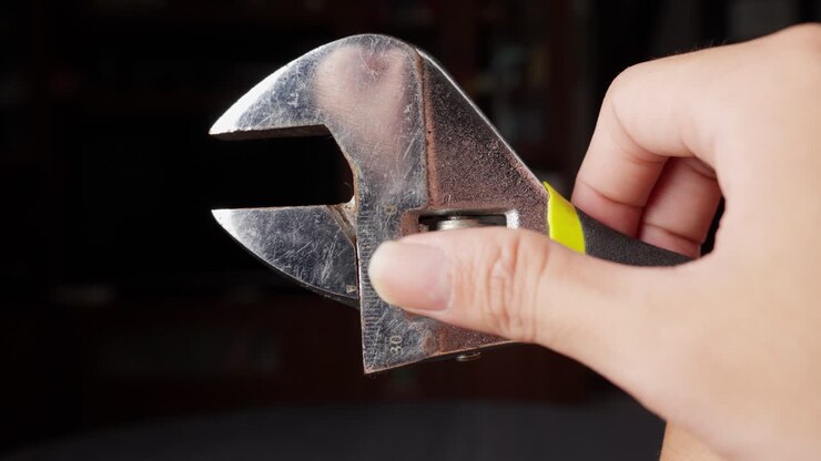 Essential tool, versatile english key wrench