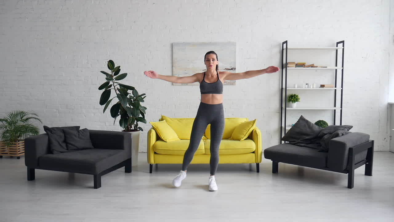 mujer haciendo ejercicio en casa