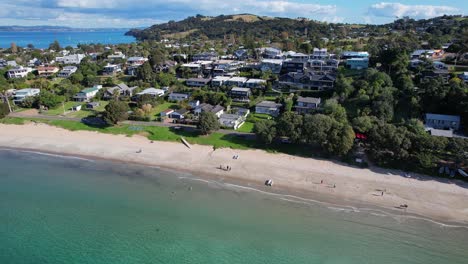 Orilla-Arenosa-De-La-Playa-Grande-De-Oneroa-En-Auckland,-Nueva-Zelanda---Toma-Aérea