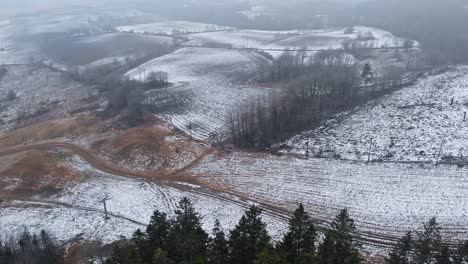 Vista-Aérea-Sobre-La-Hermosa-Escena-Del-Campo-De-Invierno-Cubierto-De-Nieve