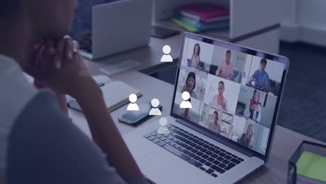 animación de la red de conexiones con iconos sobre el portátil con videollamada
