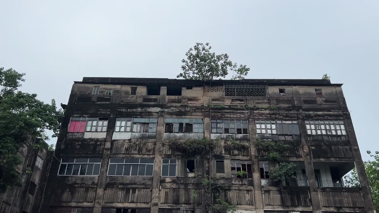 Vintage British era building in a ruined state in Kolkata, India