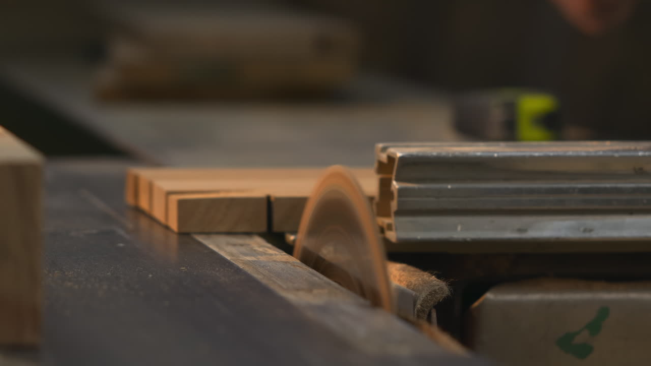 Tagliare il legno con una sega da banco