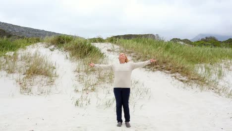 Glückliche-Rentnerin,-Die-Am-Strand-Steht