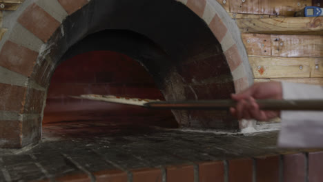 Hombre-Caucásico-Posando-La-Pizza-En-El-Horno