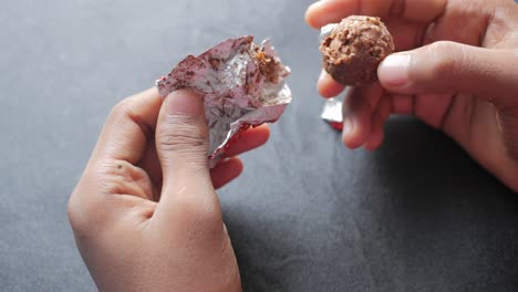 Quitar el paquete de un chocolate